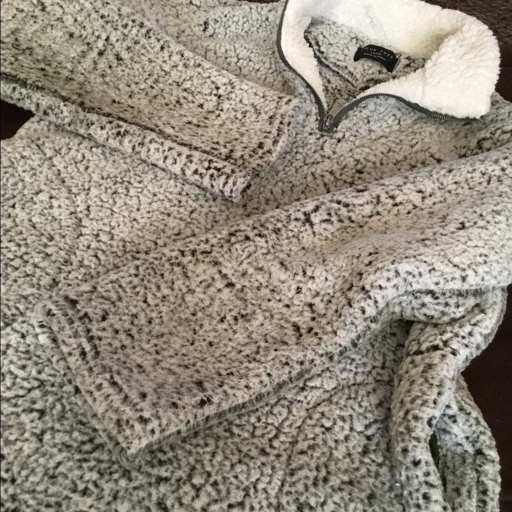 Fleece pullover with pockets. Men/Women, size large.